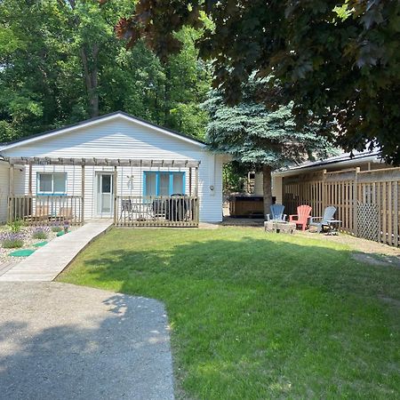 Cozy Cottage Retreat Lambton Shores Exterior photo
