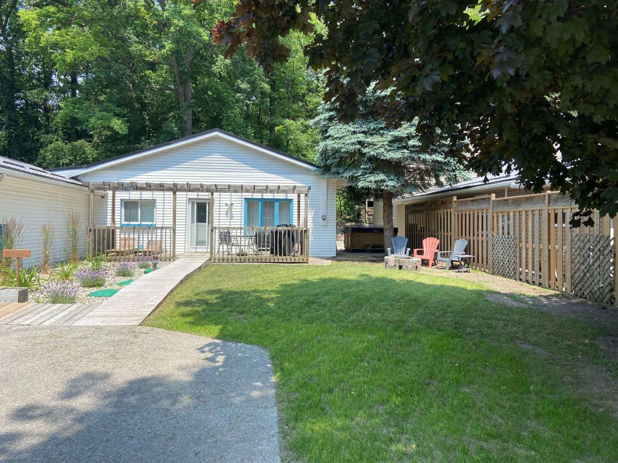 Cozy Cottage Retreat Lambton Shores Exterior photo